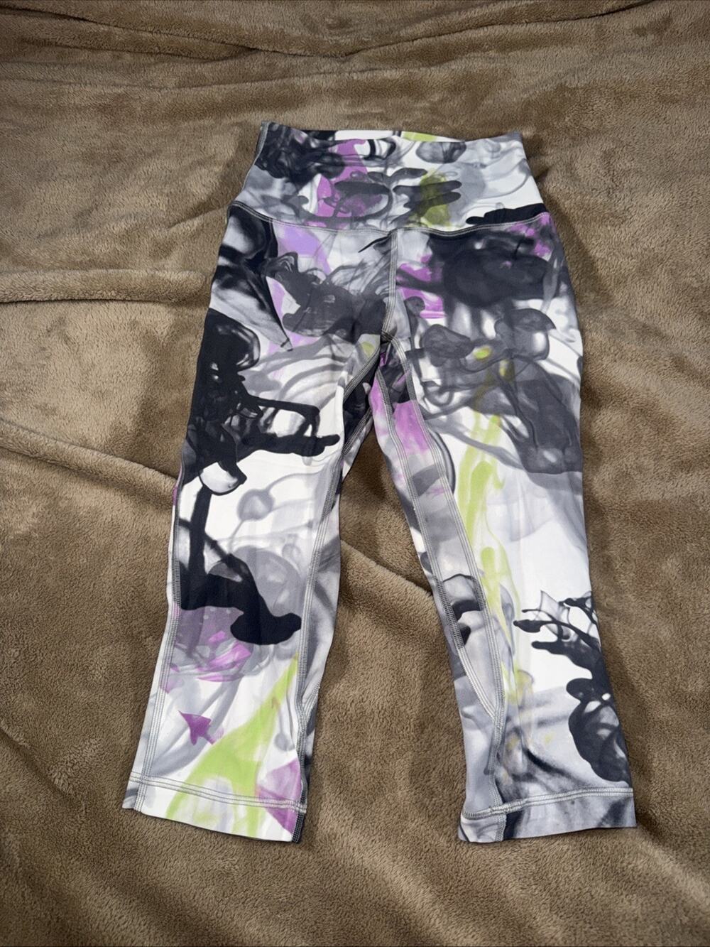 Lululemon Size 2‎ Cropped Leggings Pink Gray Black Print Soft Yoga Run